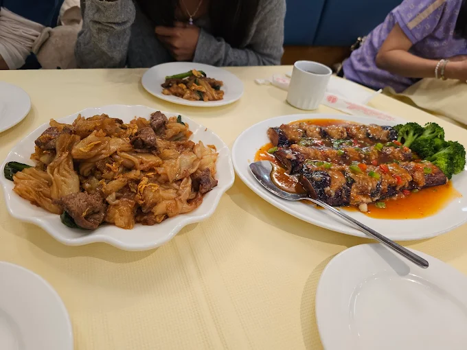 ladychowkitchennyThumb